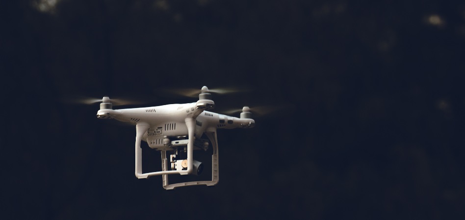 España amplía la normativa para los drones: vuelos nocturnos y cerca de edificios